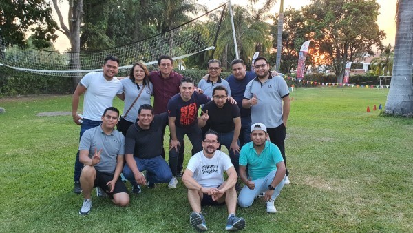 Equipo participando en actividad para el aumento de integración y creatividad, mejorando la cohesión laboral