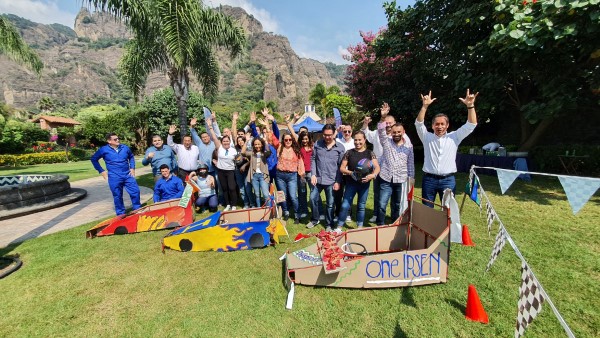 Personal corporativo participando en una actividad de desarrollo de equipos al aire libre para mejorar habilidades de colaboración y liderazgo
