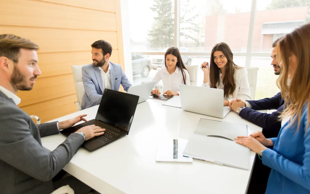 Actividad de team building con enfoque en cooperación y habilidades comunicativas, reflejando el impacto positivo del trabajo en equipo.