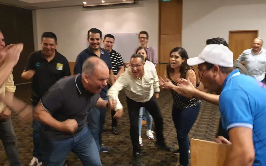 Trabajadores participando en juegos de oficina como parte de actividades de integración laboral.