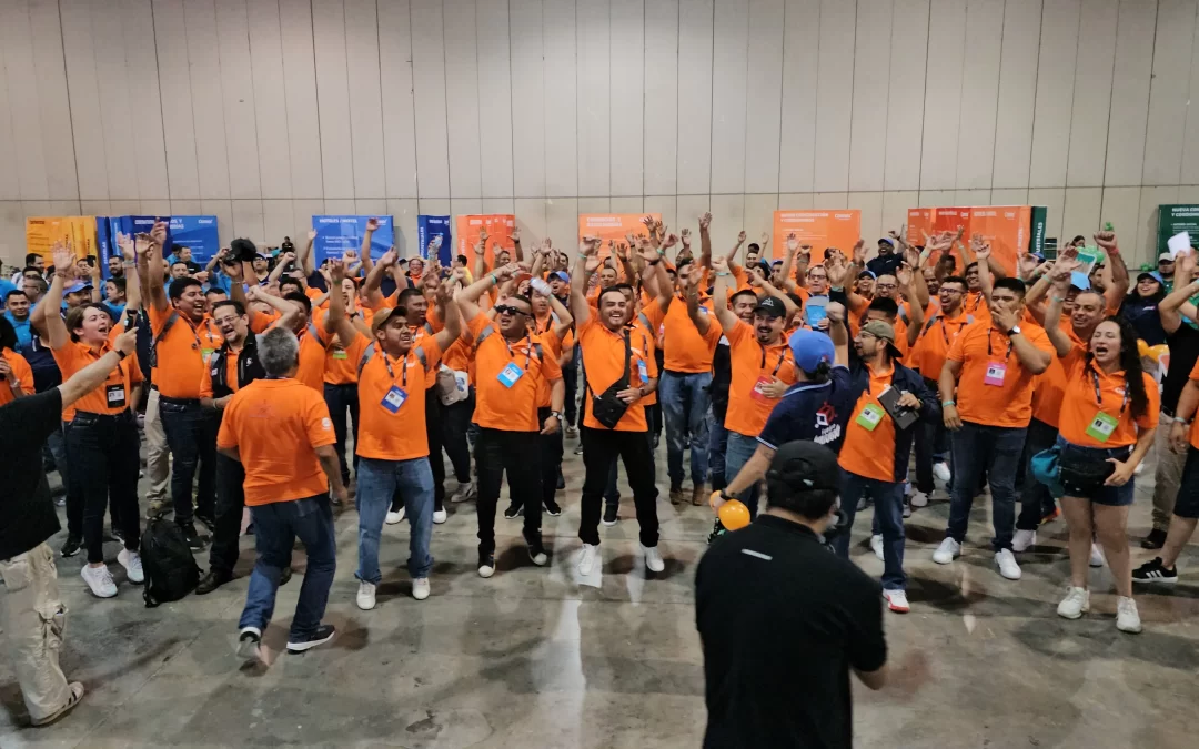 Grupo de trabajo celebrando el final de una dinámica de integración laboral con alegría