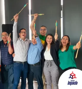 Grupo trabajando juntos en el Circuito Impacta de Equipo Impacta.