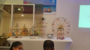 Rueda de la fortuna construida con piezas de rompecabezas 3D en Impacta Park