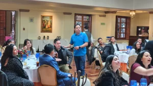 Equipo Impacta interactuando con los participantes en las mesas para la dinámica de 100 Mexicanos Dijeron.