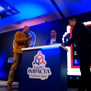 Momentos divertidos durante la dinámica de 100 Mexicanos Dijeron con Equipo Impacta en el evento de Mazda