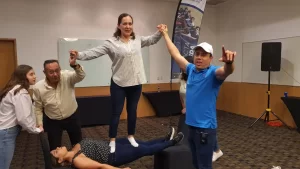 Participantes realizando actividades de integración laboral para fortalecer la confianza entre compañeros.Participantes realizando actividades de integración laboral para fortalecer la confianza entre compañeros.