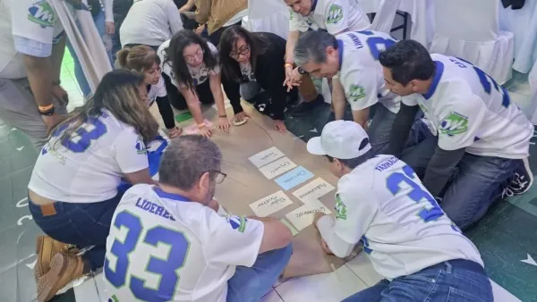 Equipos vestidos de forma coordinada participan en un ejercicio que forma parte de los juegos de trabajo en equipo para empresas.