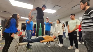 Colaboradores participan en una dinámica que fomenta la comunicación y el pensamiento conjunto, parte del Top 10 actividades de team building efectivas para empresas.