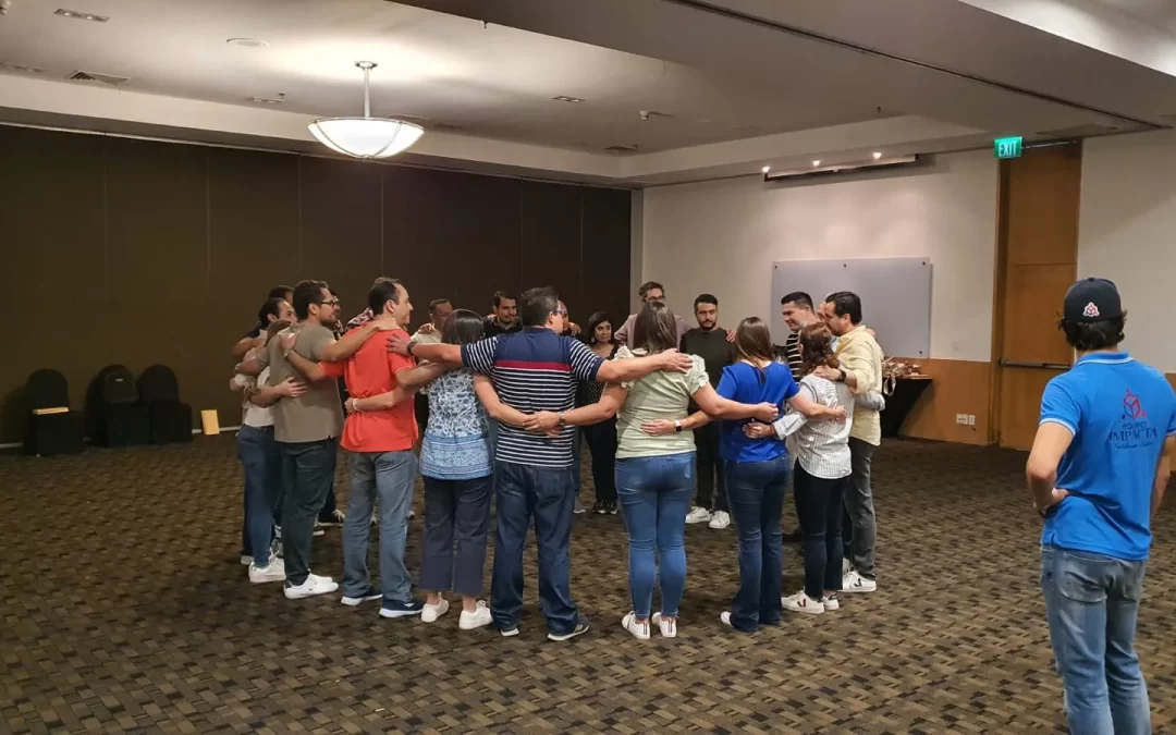 El grupo está reunido en una dinámica de cercanía física y emocional que permite experimentar el mindfulness desde lo colectivo, más allá de lo individual.