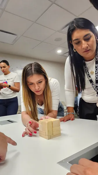 Foto de dos mujeres trabajando para desarrollar de manera óptima sus soft skills para líderes y crecer laboralmente.