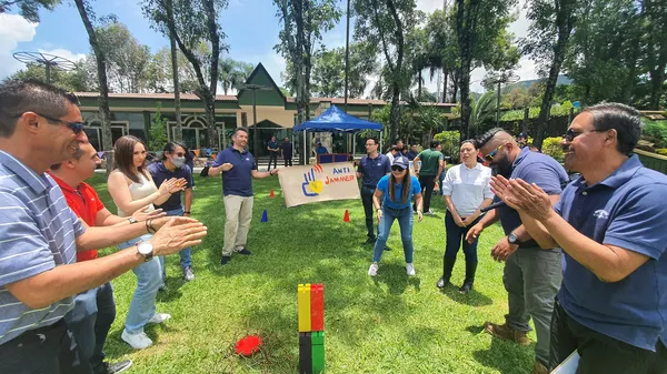 Foto de personas trabajando de día en un jardín las soft skills que desarrolla Equipo Impacta para ellos.