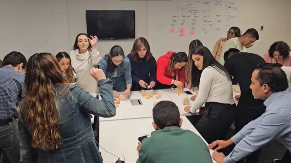 Foto de equipo mayormente de mujeres, desarrollando nuevas soft skills para líderes que trabaja Equipo Impacta