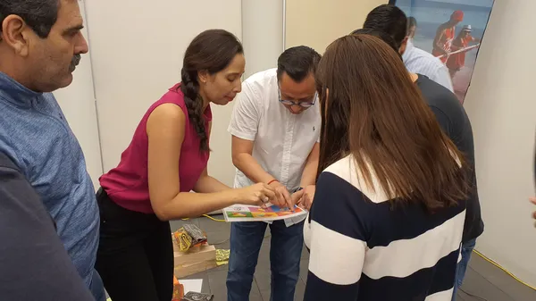 Fotografía de un grupo de personas en un salón trabajando las Soft skills que desarrolla Equipo Impacta