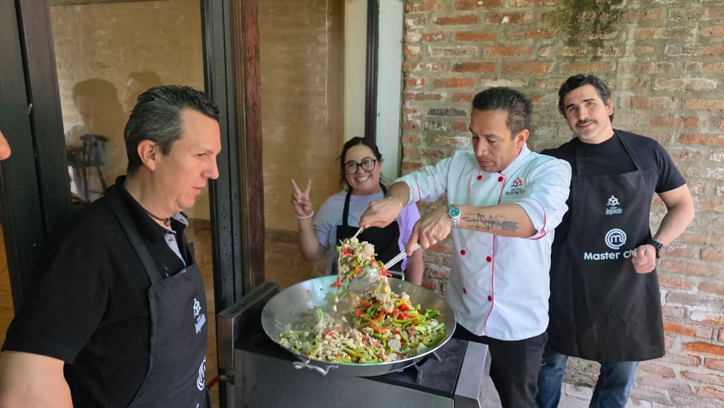 Foto de Cocineros felices por las frases motivacionales laborales que Equipo Impacta les brindó en su sesión de cocina.