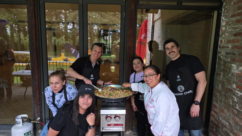 Foto de Equipo de cocina felices con las nuevas frases motivacionales laborales que aprendieron cocinando con Equipo Impacta