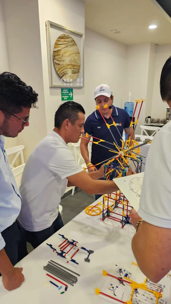 Fotografía de un Equipo de hombres trabajando con compromiso laboral en la construcción de una maqueta