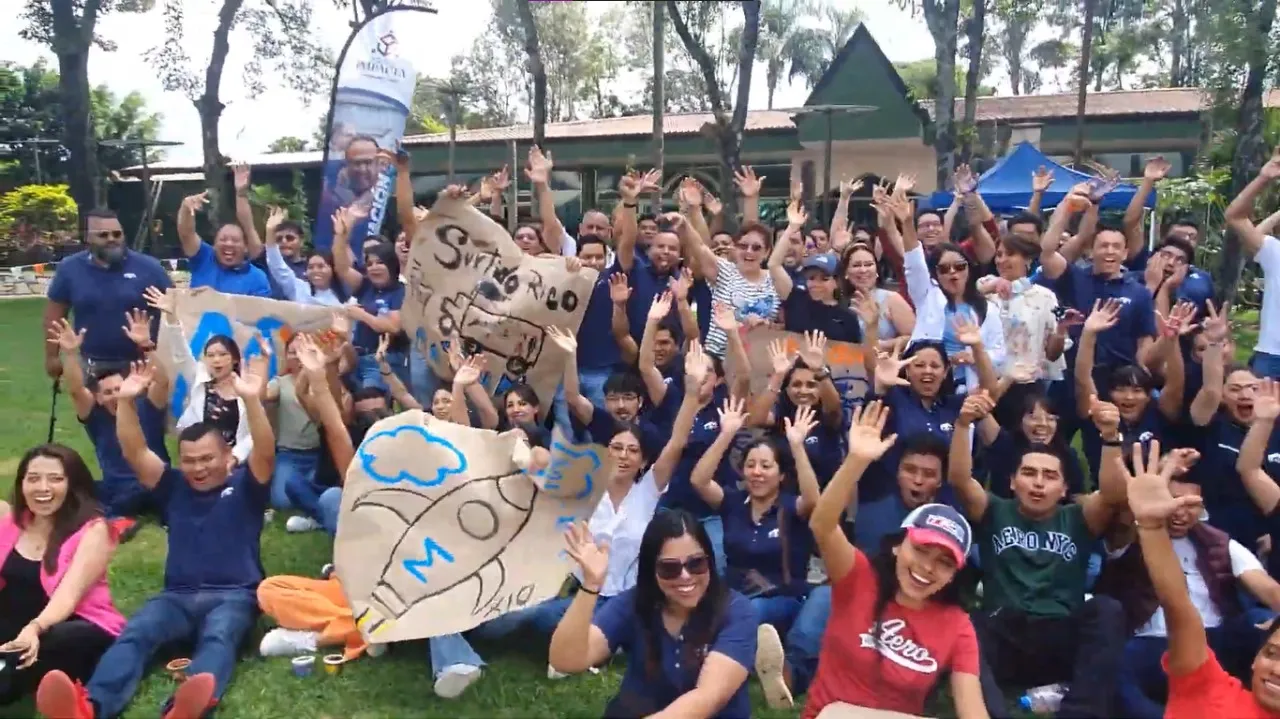 Foto de un Equipo de trabajo celebrando el increíble clima laboral que lograron con ayuda de Equipo Impacta