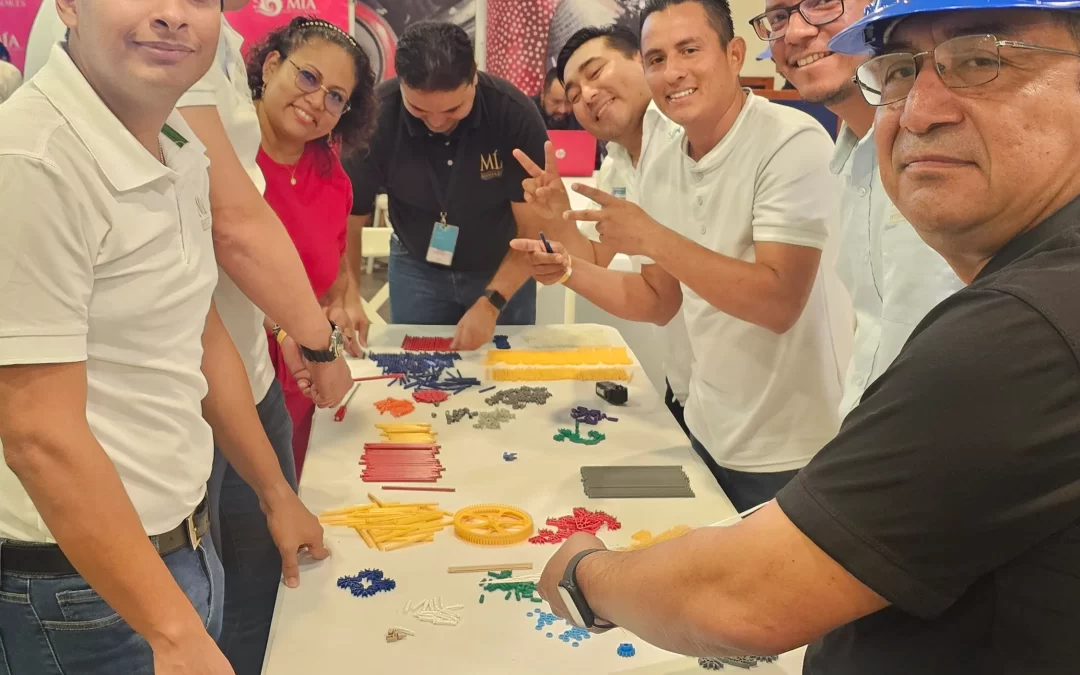 Foto de un Equipo de trabajo con compromiso laboral, realizando trabajos para mejorar sus capacidades de equipo