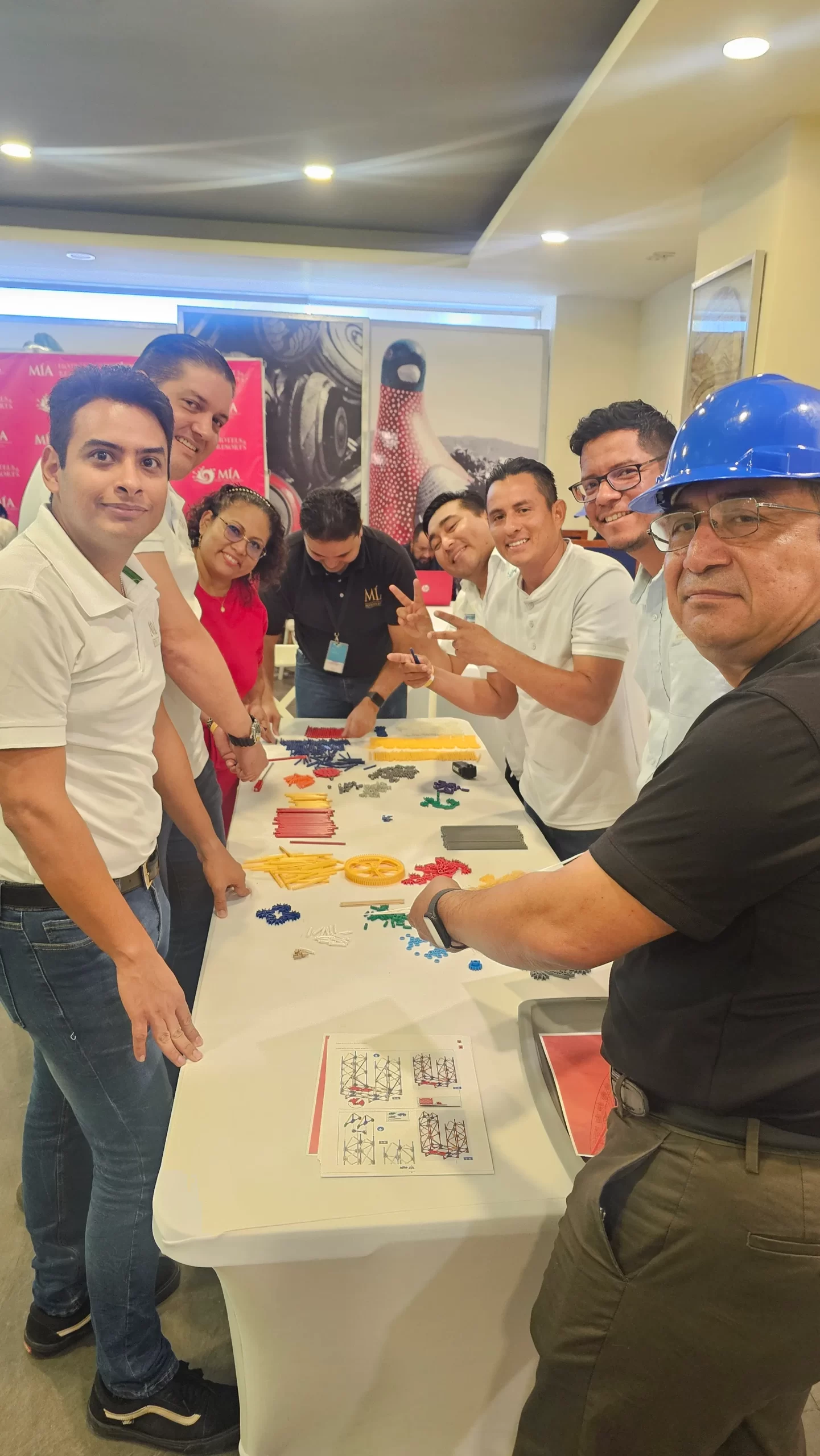 Foto de un equipo de trabajo con compromiso laboral, realizando trabajos para mejorar sus capacidades de equipo