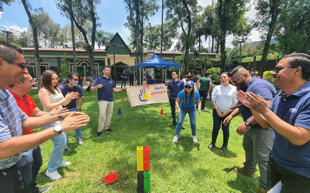 fotografía de un Equipo de trabajo conviviendo en un excelente clima laboral en un dia soleado en el patio de la empresa