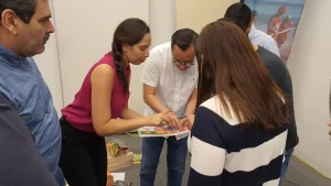 Fotografía de un Equipo de trabajo realizando wellness corporativo en la oficina con ayuda de Equipo Impacta