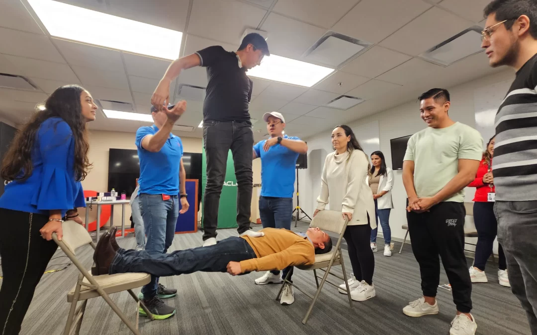 Grupo de personas practicando el wellness corporativo