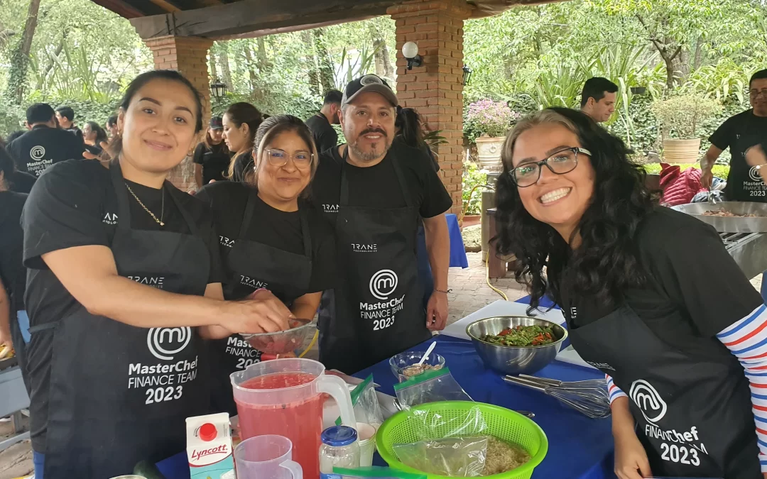 Foto de un Grupo de trabajo contentos por la frases motivacionales laborales que les brindó Equipo Impacta en su sesión de cocina