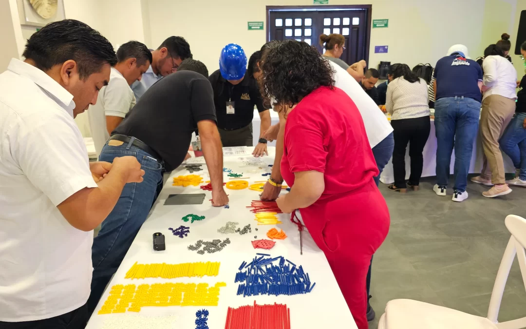 Foto desde atrás de Trabajadores realizando un proyecto con compromiso laboral de terminarlo a tiempo