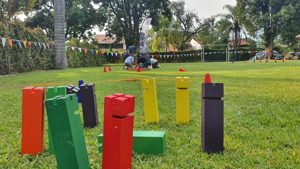 Fotografía de personas al aire libre realizando actividad para mejorar su salud mental laboral