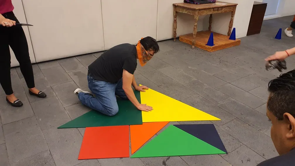 Fotografía de hombre en actividad para prevenir errores en integración laboral