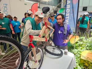 Fotografía de personas al aire libre viviendo la gamificación laboral