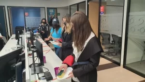  Mujeres realizando actividad frente a computadoras para reforzar sus habilidades digitales en su entorno laboral.