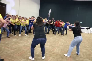 Fotografía de realización de dinámica haka para promover la salud mental laboral