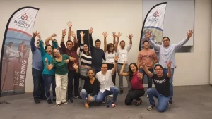 Fotografía de personas interactuando para evitar errores en integración laboral