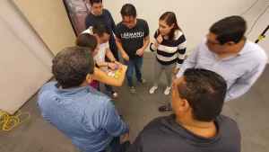 Fotografía de personas viendo imágenes y trabajando juntas para no tener errores en integración laboral