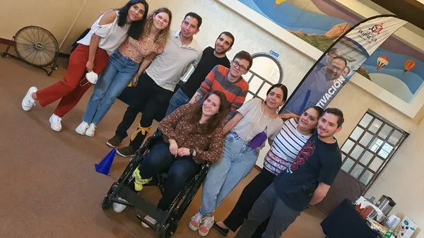 Grupo de personas con una mujer en silla de ruedas al centro mostrando que es la responsabilidad social empresarial.