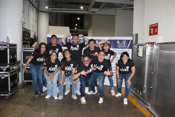 Fotografía del personal de Equipo Impacta llevando a cabo dinámicas grupales virtuales para fortalecer el trabajo en equipo.