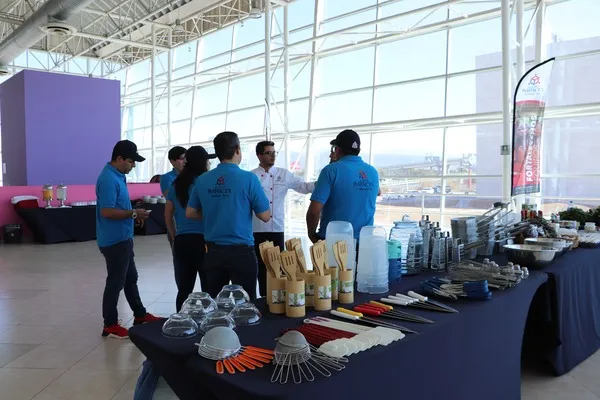 Fotografía de colaboradores de equipo impacta preparando dinámicas grupales virtuales diseñadas para equipos remotos.