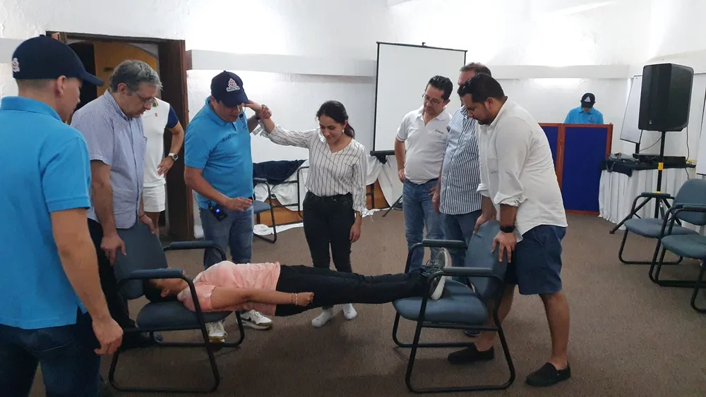 Fotografía de un equipo de trabajo realizando una dinámica dentro de la empresa para saber cómo motivar a mis colaboradores.