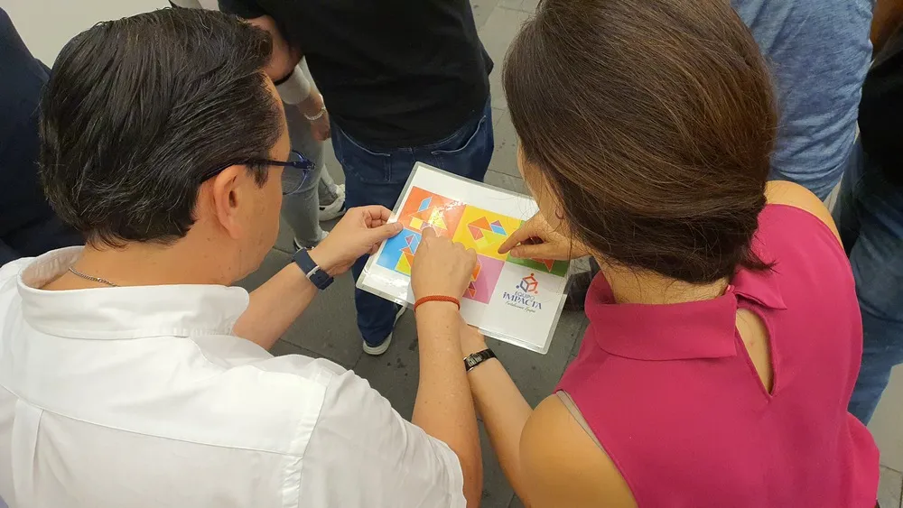 Fotografía de un hombre y una mujer realizando una dinámica de integración para saber cómo evitar el estrés laboral.