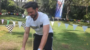 Fotografía de un hombre durante una actividad al aire libre que muestra lo qué es un rally deportivo.