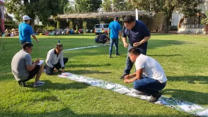 Fotografía de colaboradores de una empresa realizando actividades de talleres de comunicación al aire libre.