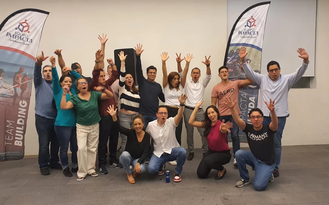 Fotografía de varios colaboradores de una empresa conviviendo después de realizar una integración de equipos.