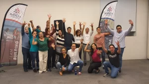 Fotografía de varios colaboradores de una empresa conviviendo después de realizar una integración de equipos.