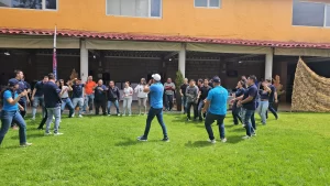 Fotografía de personal de Equipo Impacta explicando qué es un rally deportivo al aire libre durante el día.
