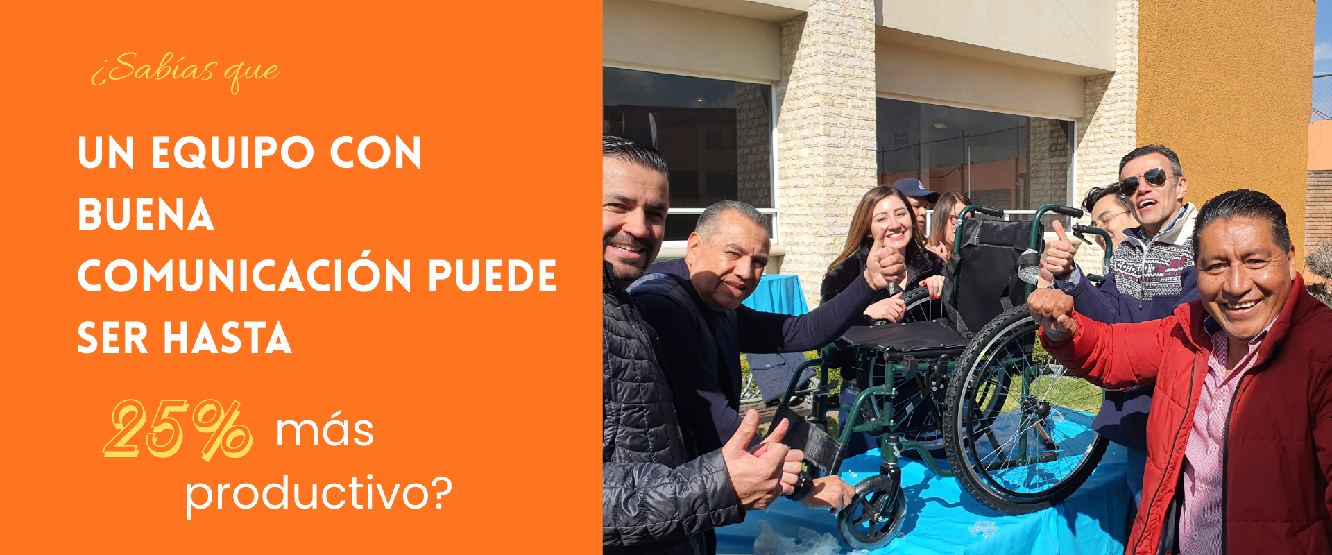 Fotografía del personal de una empresa durante una actividad de integración a lado del texto de una ventaja del team building