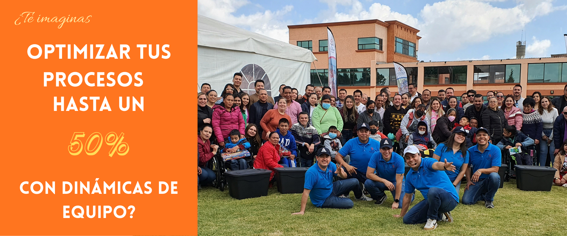 Fotografía de un grupo grande de personas al aire libre después de terminar una dinámica de team building.