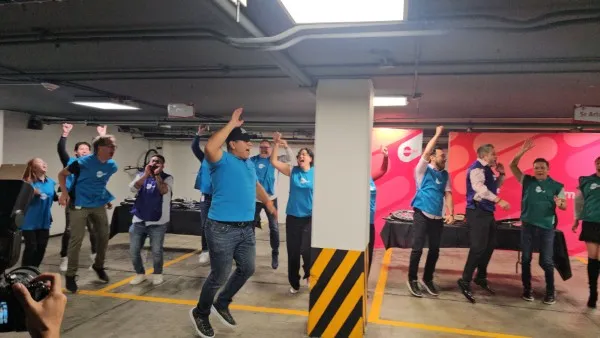 Fotografía de colaboradores saltando durante una dinámica para fomentar y promover el manejo de las emociones.