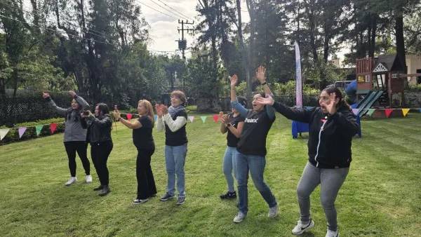 Fotografía de un grupo de mujeres al aire libre conociendo cómo resolver conflictos entre compañeros.
