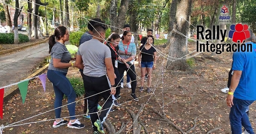 Fotografía de personas al aire libre realizando una de las actividades del rally de integración con cuerdas.
